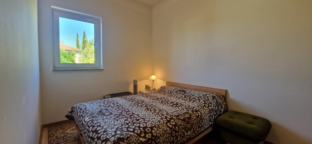 Sprzedam apartamenty z widokiem na morze w Chorwacji - sypialnia z podwójnym łóżkiem i oknem