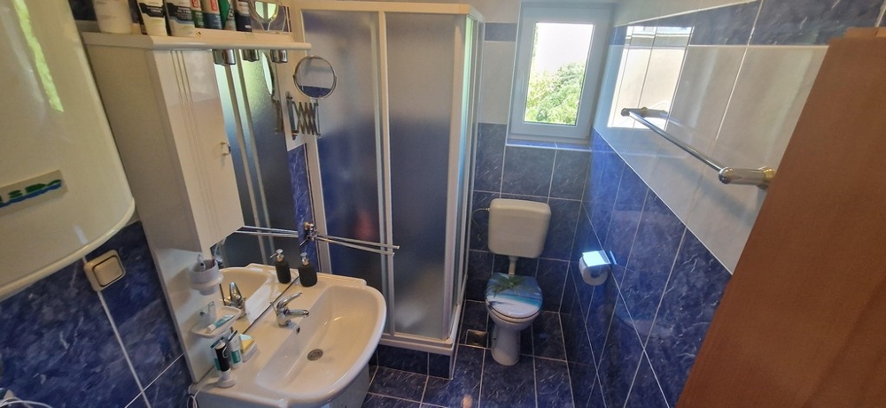 Łazienka z prysznicem i nowoczesnymi płytkami