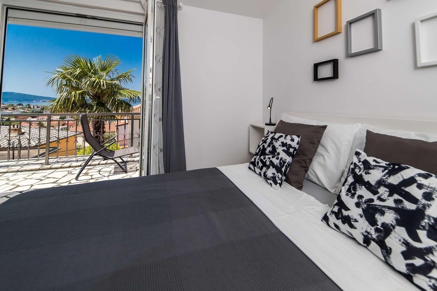 Nieruchomość Chorwacja, apartament z widokiem na morze - sypialnia z balkonem