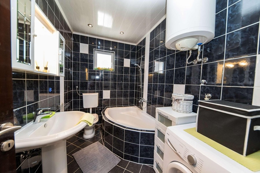 Nieruchomość Chorwacja, apartament z widokiem na morze - łazienka z wanną