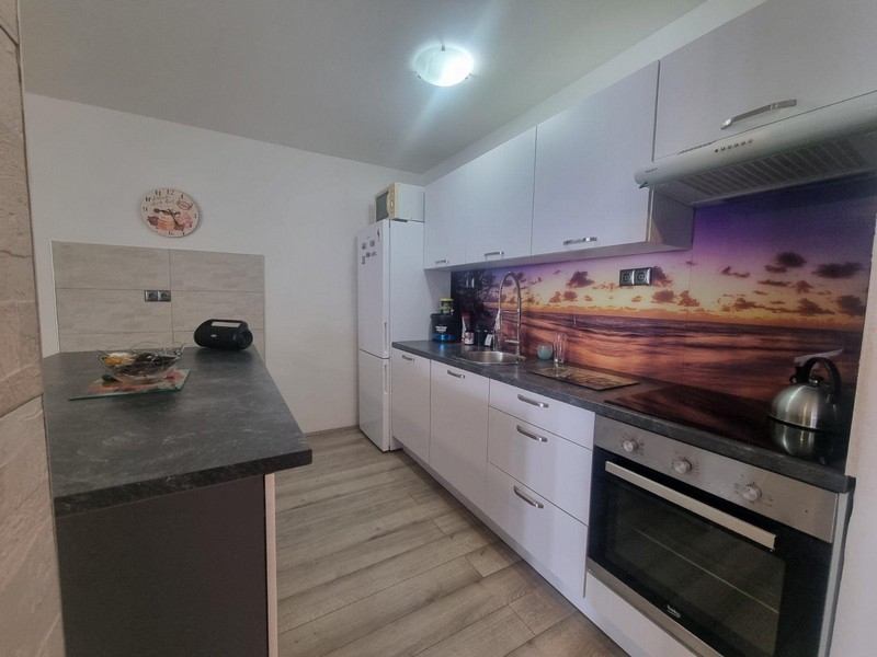 Nowoczesna kuchnia z motywem plażowym na tylnej ścianie