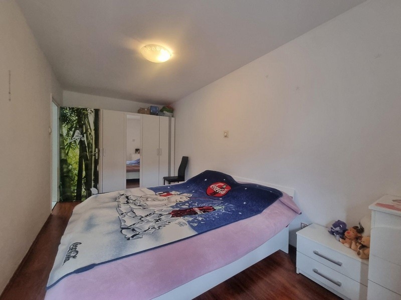 Sypialnia z dużym łóżkiem i prostym umeblowaniem