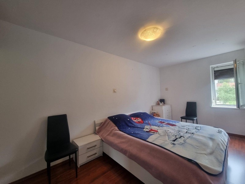 Sypialnia z dużym łóżkiem i widokiem z okna