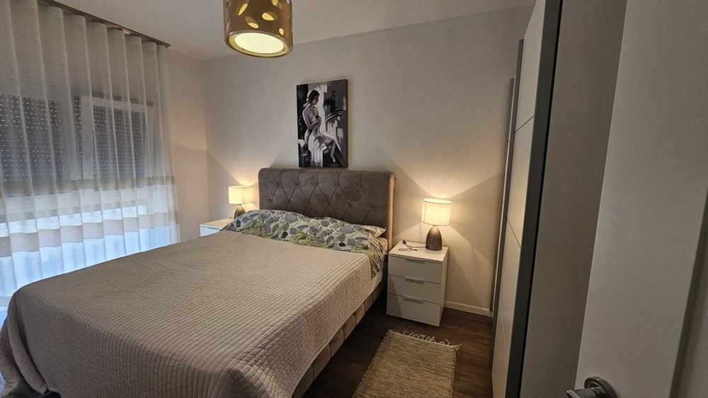 Druga sypialnia z zabudowaną szafą.