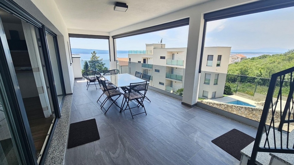 Loggia na parterze mieszkania A3315, które jest wystawione na sprzedaż w Crikvenicy (dzielnica Dramalj).