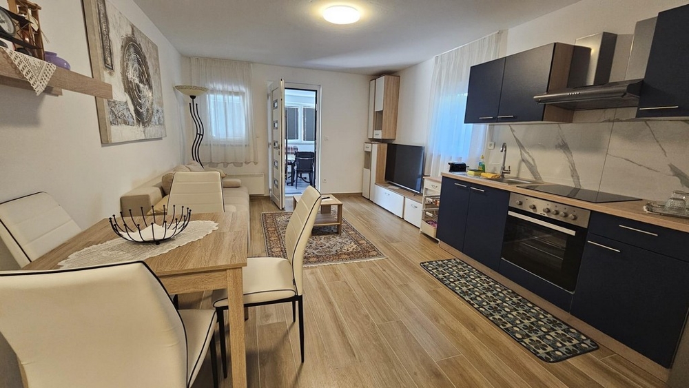 Widok na dolne mieszkanie apartamentu.