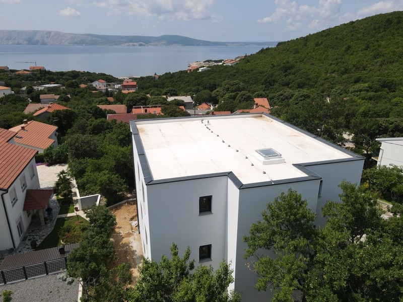 Nowo wybudowany apartament w Chorwacji z ogrodem i przestronnymi balkonami