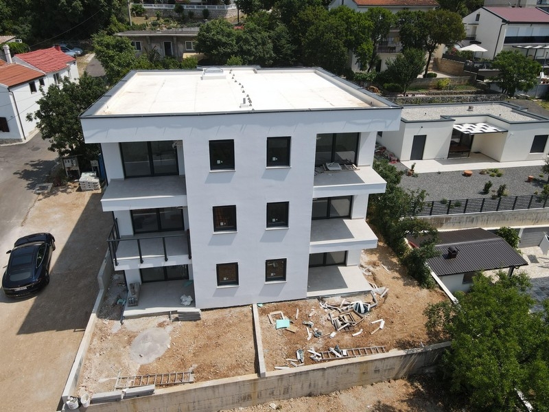 Widok na nowoczesne, nowo wybudowane apartamenty w Chorwacji otoczone terenami zielonymi