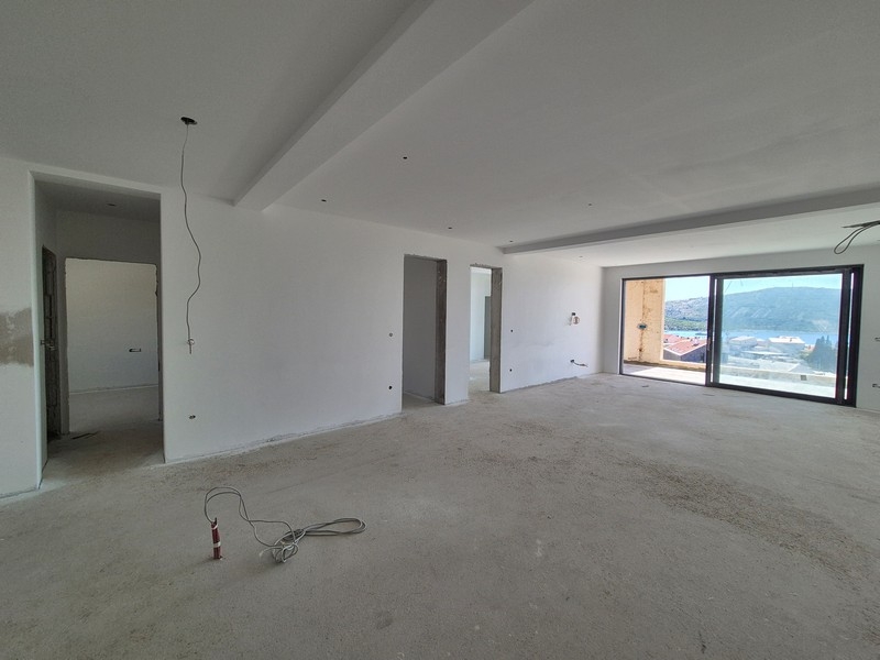 Część dzienna z widokiem na morze i jacuzzi w nowoczesnym apartamencie w Primošten