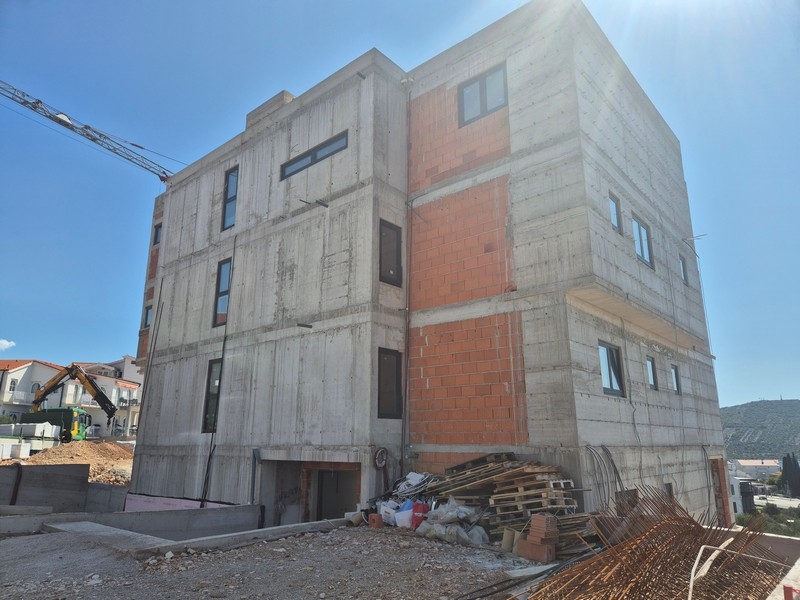 Balkony z prywatnymi basenami w nowoczesnych apartamentach na sprzedaż w Primošten w Dalmacji