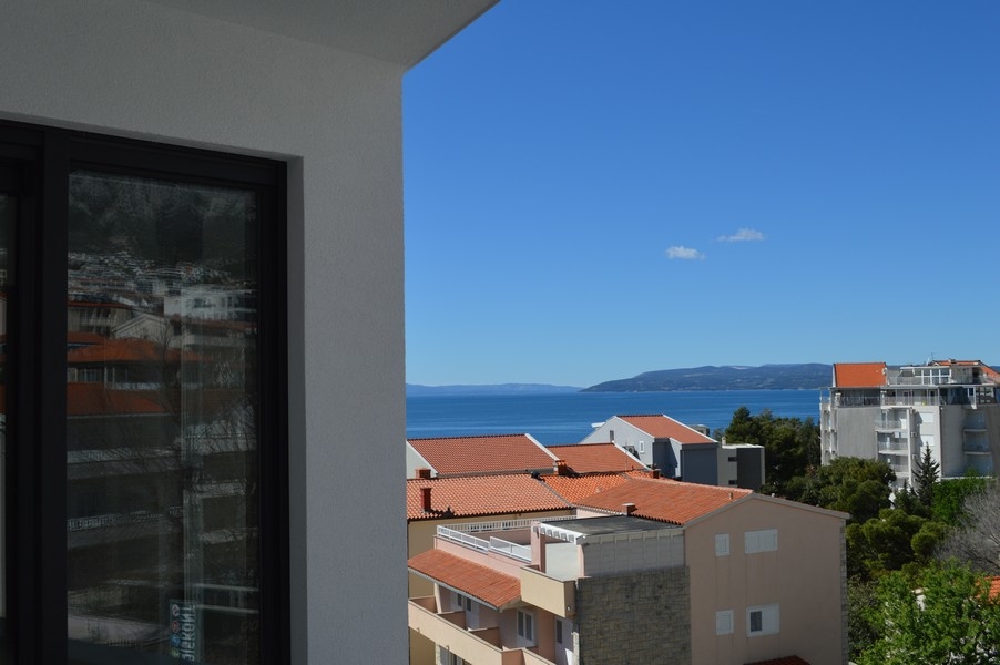 Z tarasu apartamentu roztacza się piękny widok na morze.