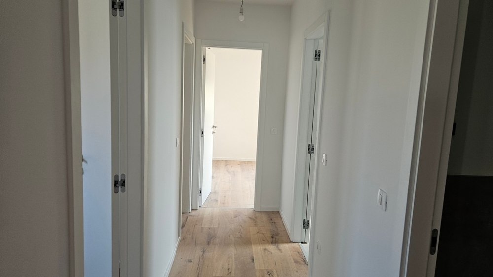 Przedpokój z pięknym parkietem - nieruchomość A3337 w Sukosan, Chorwacja.