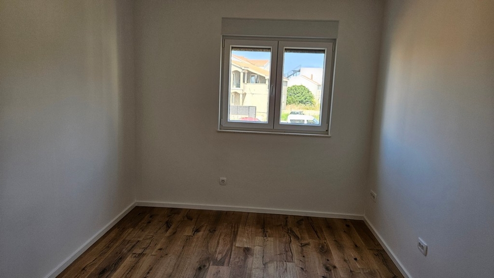 Mała sypialnia z parkietem.