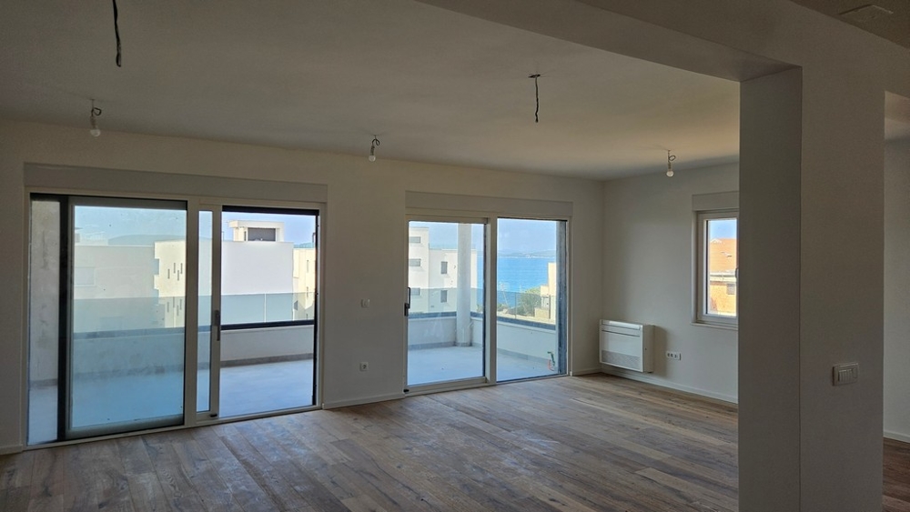 Widok z salonu na taras i morze.