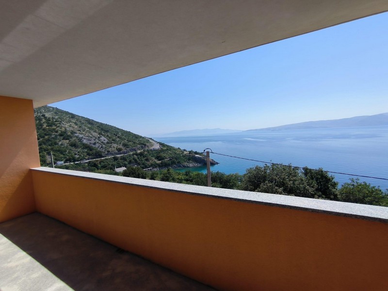 Widok z zadaszonego tarasu na morze i okolicę.