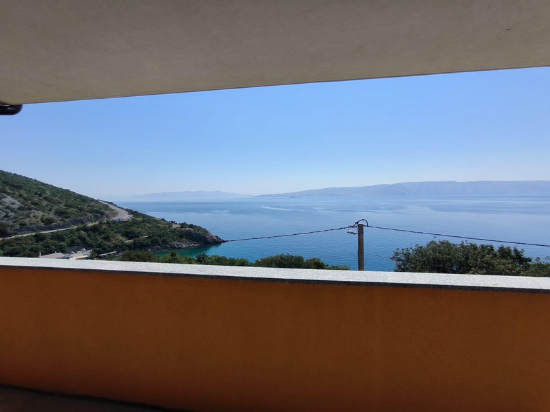 Widok na morze z tarasu w Chorwacji niedaleko Senj.