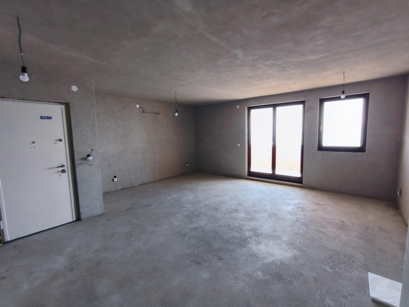 Część dzienna i widok na drzwi wejściowe.