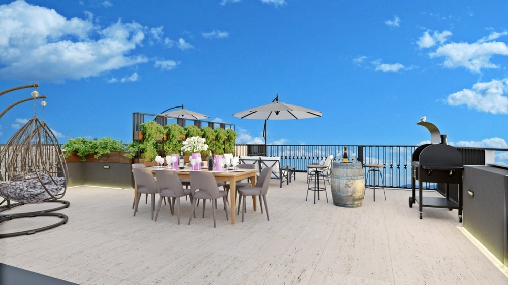 Przestronny taras na dachu z widokiem na morze, wyposażony w stół jadalny, grill, rośliny i miejsca do siedzenia pod parasolami.