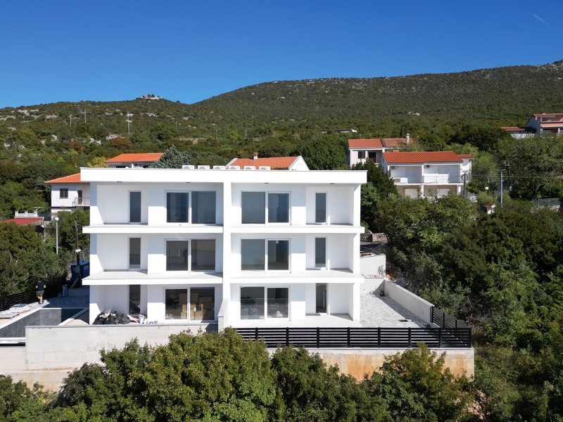 Widok z lotu ptaka na nowoczesny apartamentowiec w Smokvicy Krmpotskiej z basenem i zagospodarowanym ogrodem