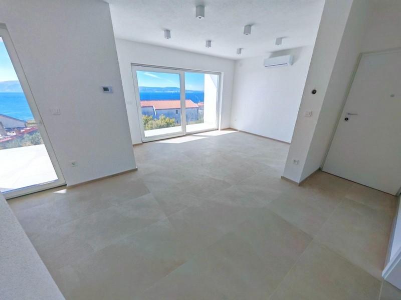 Widok z góry na nieruchomość z budynkiem, basenem i ogrodem w Smokvicy Krmpotskiej