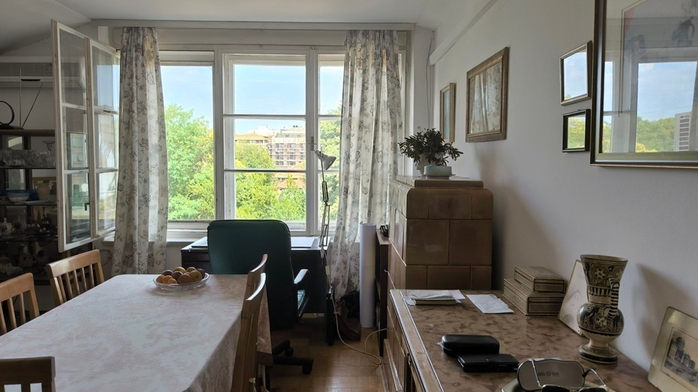 Miejsce do pracy i stół jadalny.