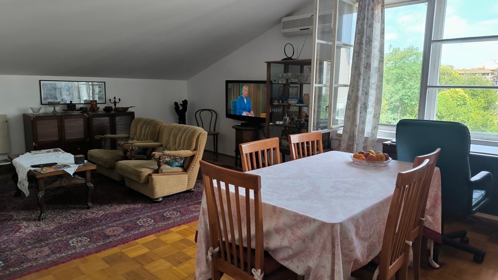 Część dzienna ze stołem jadalnym w nieruchomości A3349 w Chorwacji.