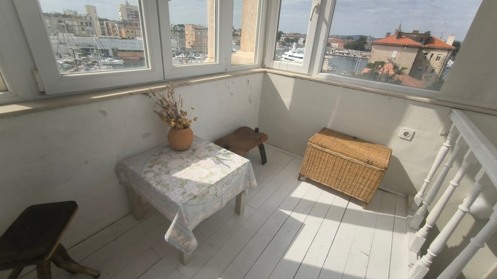 Górne piętro wieży jest przeszklone i oferuje piękne widoki.