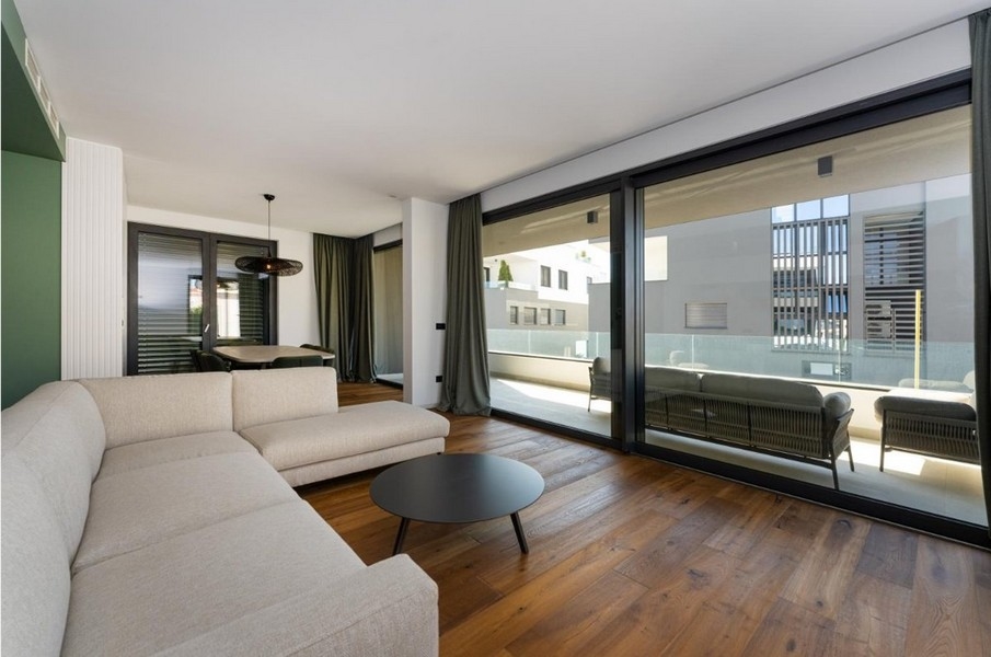 Jadalnia z okrągłym stołem i krzesłami, wyjście na balkon