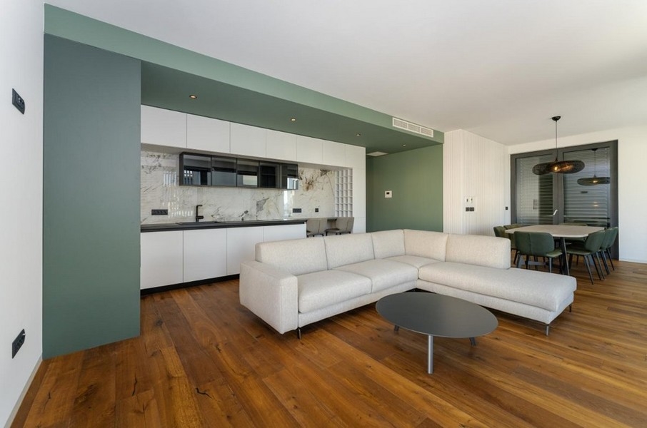 Nowoczesna część dzienna z otwartą kuchnią i jadalnią mieszkania A3352, które jest na sprzedaż w Chorwacji.