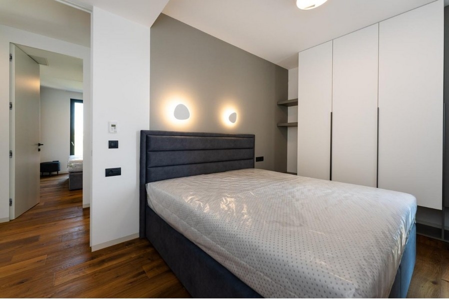 Przytulna sypialnia z podwójnym łóżkiem i nowoczesnym designem