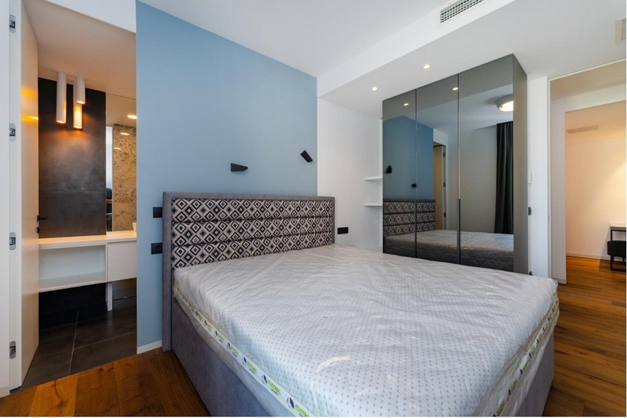 Sypialnia z łazienką i stylowym wnętrzem