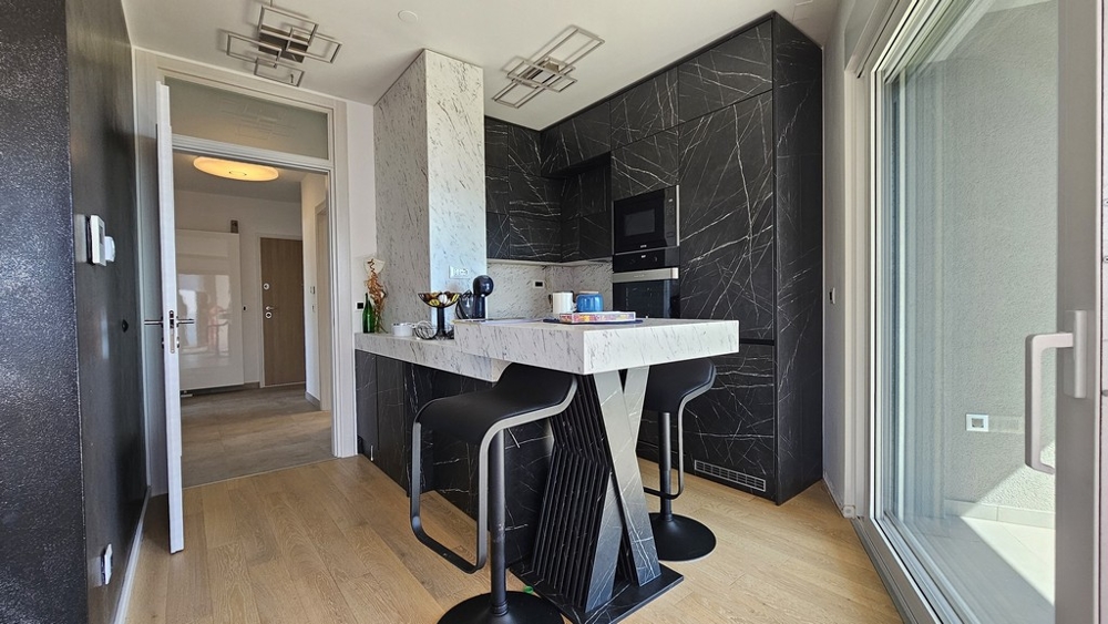 Nowoczesna kuchnia z czarnym designem i stołkami barowymi