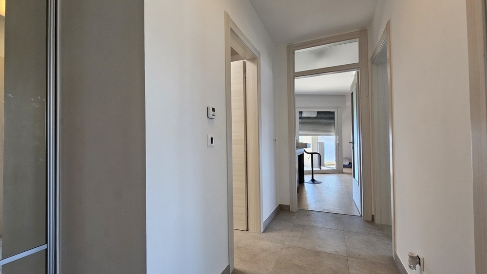 Przedpokój z widokiem na kuchnię i drzwi do pokoi