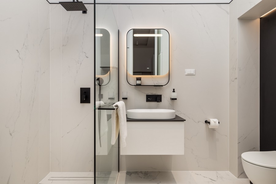 Druga nowoczesna łazienka z przeszklonym prysznicem i lustrem