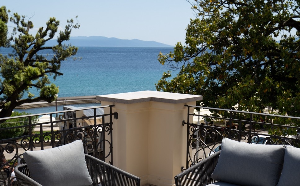 Balkon z widokiem na morze i wygodne siedzenia