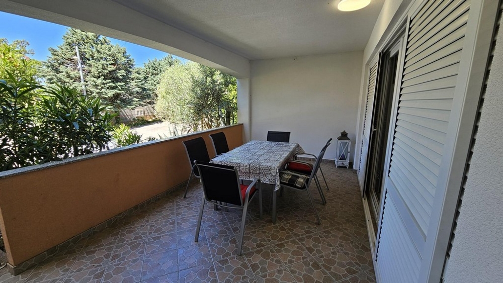 Taras apartamentu A3369, który jest na sprzedaż w Chorwacji.