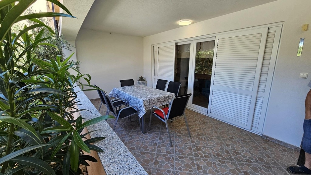 Przestronny taras nieruchomości A3369 w Chorwacji.