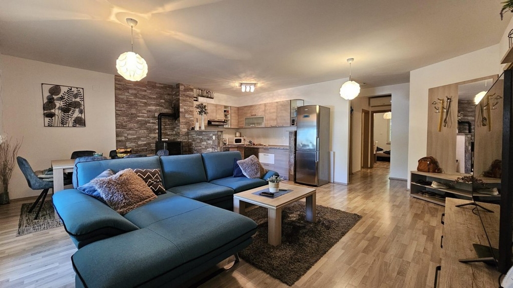 Pokój dzienny i kuchnia ze stołem jadalnym