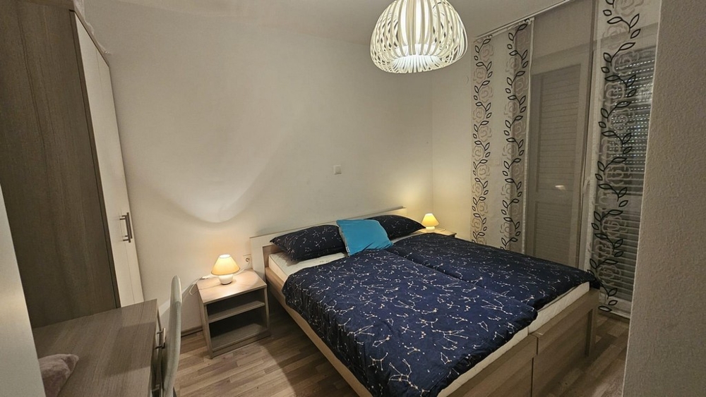 Sypialnia z podwójnym łóżkiem i szafą