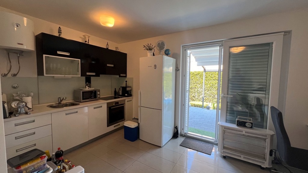 Część kuchenna apartamentu typu studio na parterze z bezpośrednim wyjściem do ogrodu.