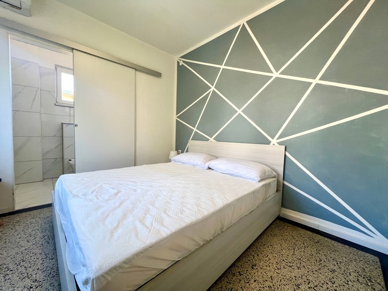 Nowoczesna sypialnia z łazienką w apartamencie A3373 w Opatiji w Chorwacji.