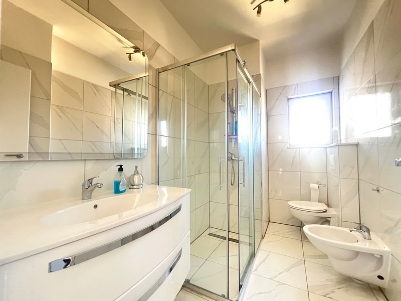 Zadbana łazienka z oknem i dużą ilością światła.