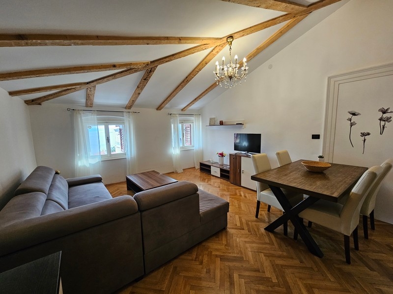 Umeblowana część dzienna.