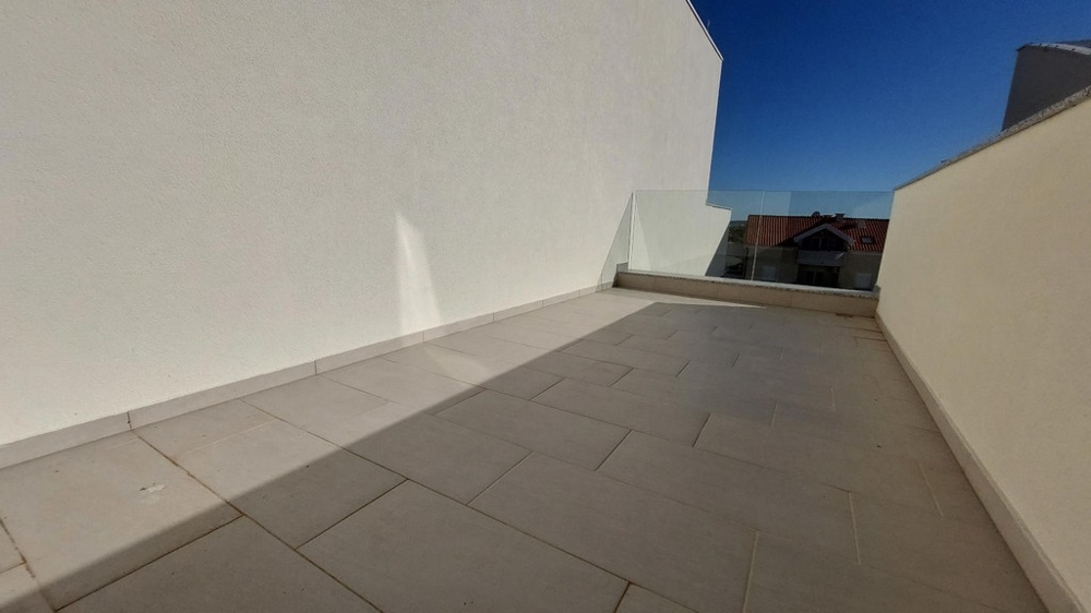 Taras na dachu apartamentu A3381, który jest wystawiony na sprzedaż na wyspie Pag w Chorwacji.