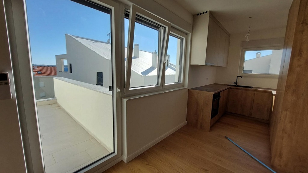 Kuchnia i widok na taras nieruchomości A3381 na wyspie Pag w Chorwacji - Panorama Harcerska.