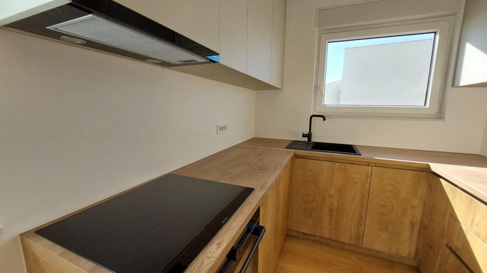 Nowoczesna kuchnia w apartamencie A3381, który jest sprzedawany w Chorwacji.