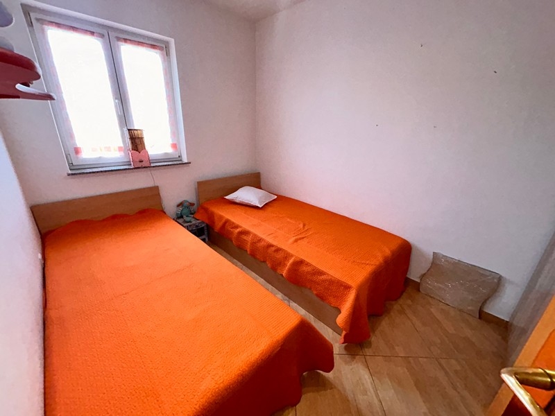 Sypialnia z dwoma pojedynczymi łóżkami.