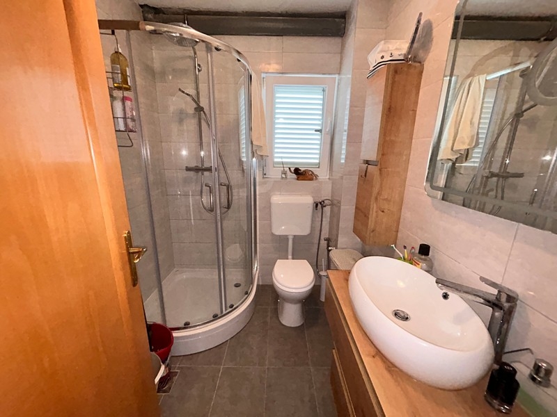 Łazienka z prysznicem.