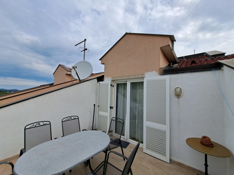 Widok z tarasu na drzwi posesji A3383 w Chorwacji - Panorama Harcerska.