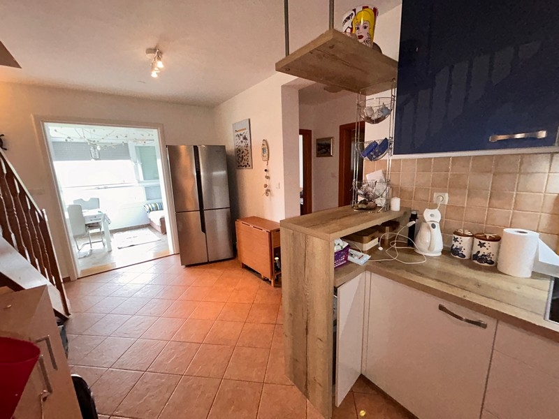 Kuchnia z jadalnią i przedpokój.